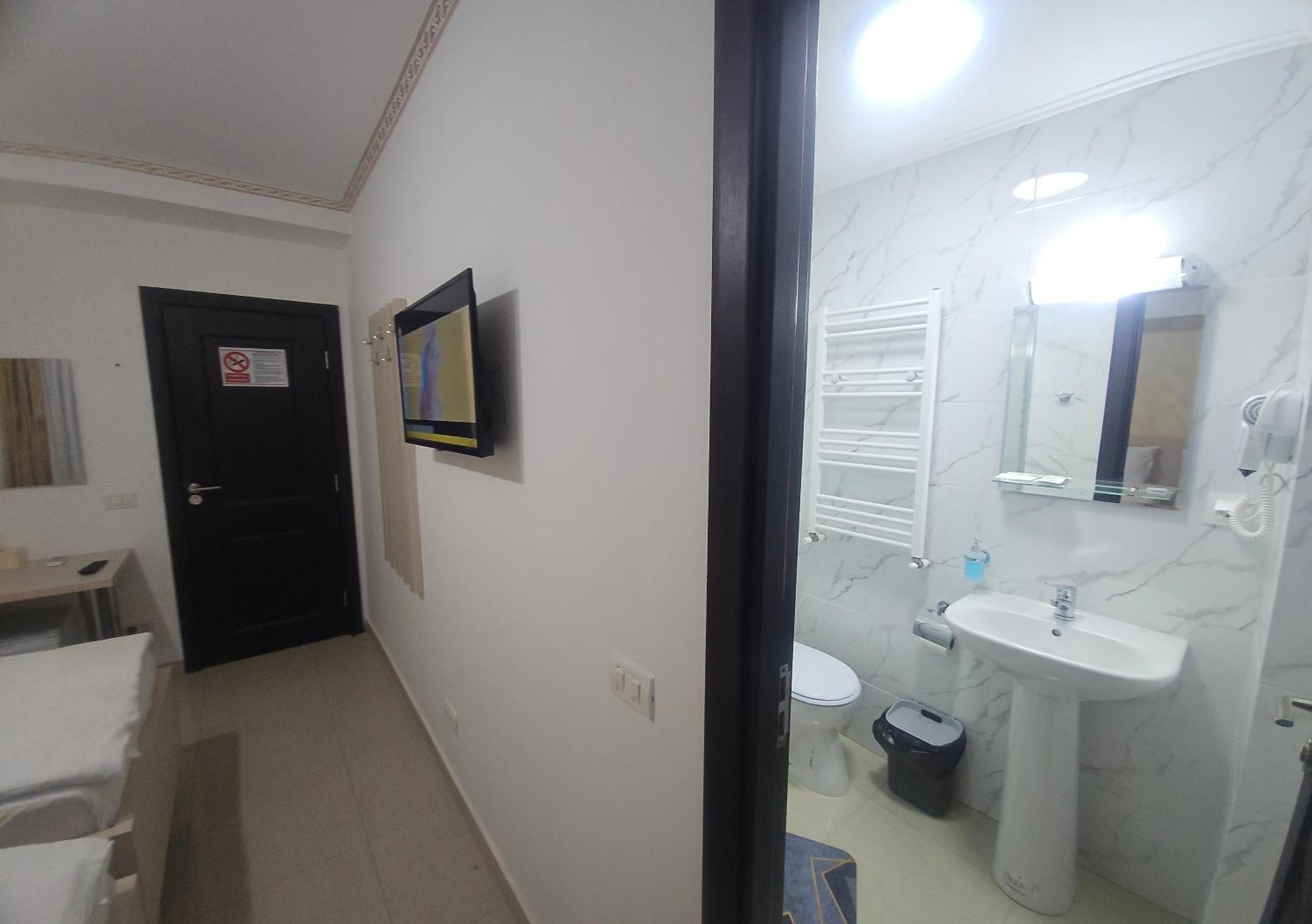 Hotel Marina 2 Букурещ Екстериор снимка