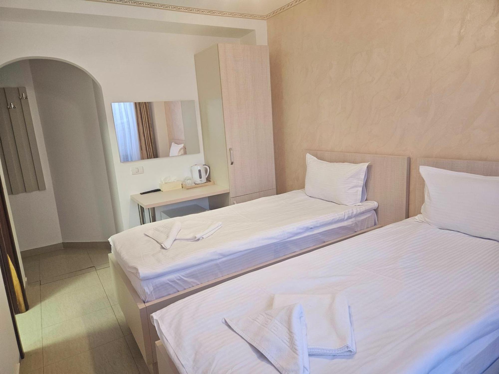 Hotel Marina 2 Букурещ Екстериор снимка