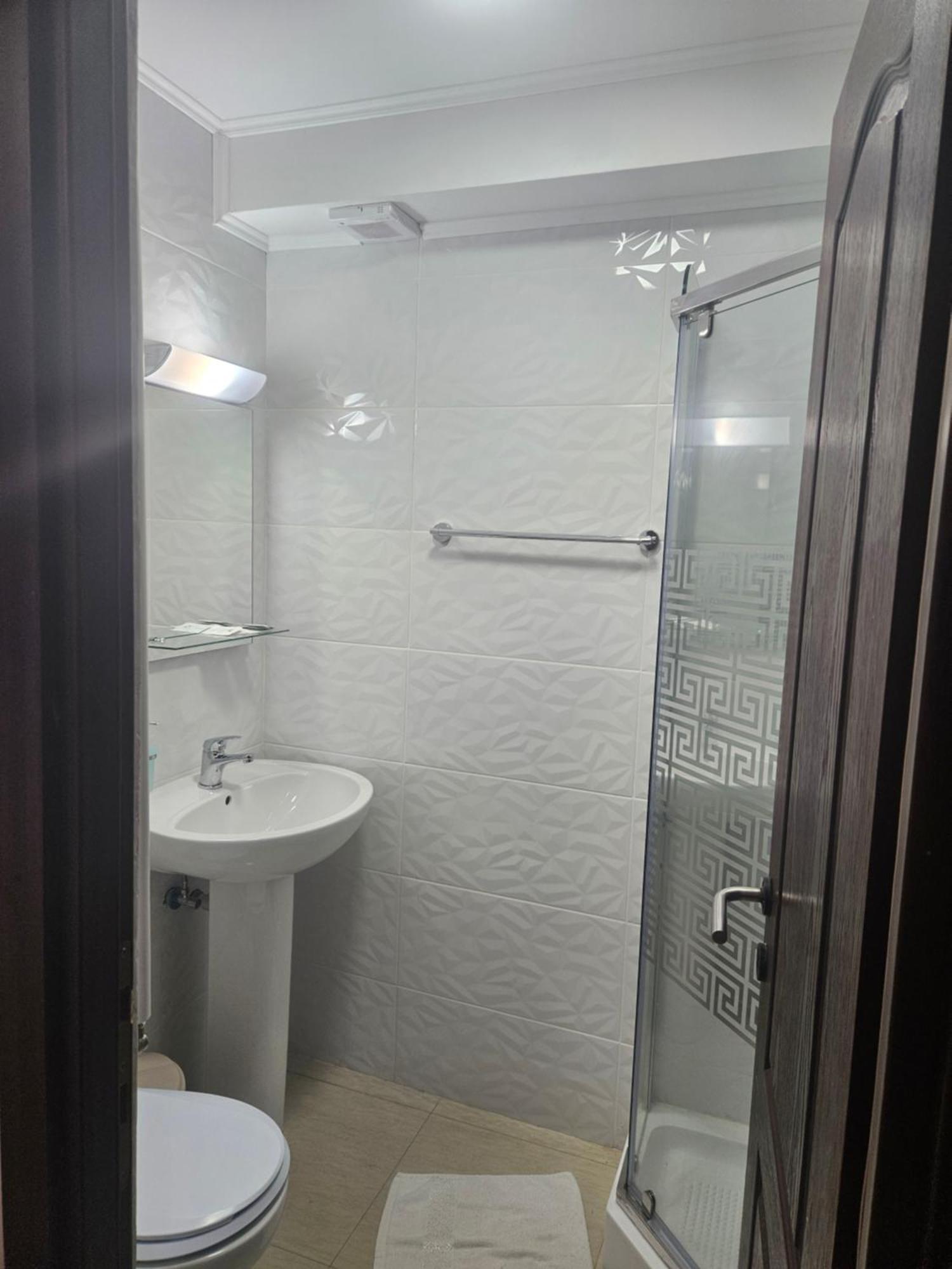 Hotel Marina 2 Букурещ Екстериор снимка